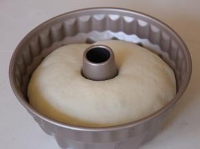 二次发酵至模具的八分满即可。放入蒸屉，冷水锅大火烧开转中火继续加热20分钟，关火停3分钟后开盖