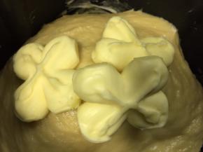 第一次和面时间结束后放入室温软化的黄油再次启动自动和面程序，时间18分钟