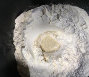 面粉挖个洞放入酵母再盖上面粉