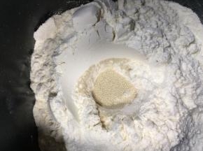 面粉挖个洞放入酵母再盖上面粉
