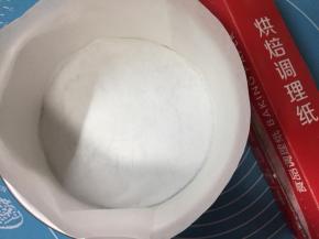 取八寸蛋糕模具铺上烤纸备用