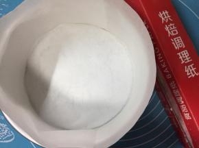 取八寸蛋糕模具铺上烤纸备用