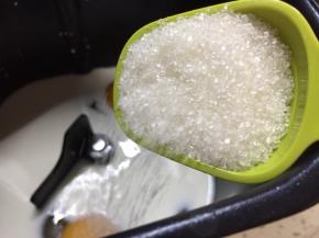 把牛奶都放入面包桶，再放入鸡蛋和糖