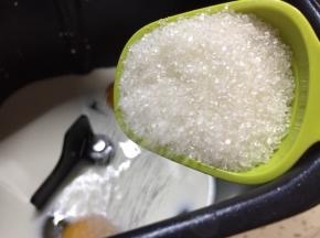 把牛奶都放入面包桶，再放入鸡蛋和糖
