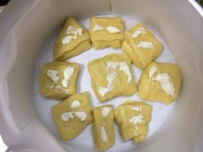 随意把面片放在模具里，挤上沙拉酱