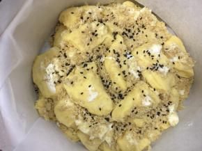 最后再撒上些黑芝麻增香点缀，放再温暖处再次发酵