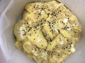 最后再撒上些黑芝麻增香点缀，放再温暖处再次发酵