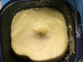 发酵时间到，面团发酵至2.5倍大时后用手指沾面粉再面团上戳一小洞，不反弹不回缩即发酵成功