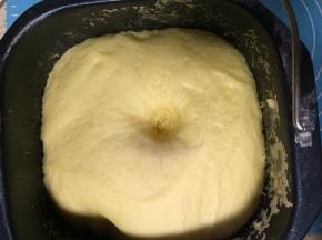 发酵时间到，面团发酵至2.5倍大时后用手指沾面粉再面团上戳一小洞，不反弹不回缩即发酵成功