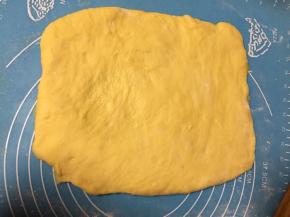 然后把面团擀成块状