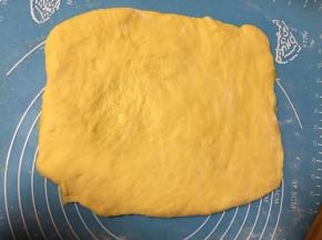 然后把面团擀成块状