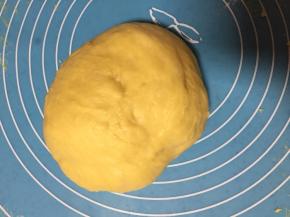 取出面团排气，盖上保鲜膜醒发15分钟