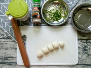 准备好葱油饼食材。