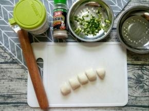 准备好葱油饼食材。