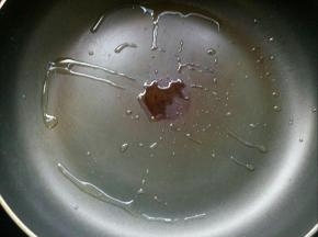 锅内放少许食用油。