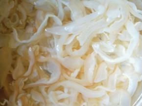 海蜇丝用清水搓洗几遍，然后再用清水泡至五六个小时，去除多余的盐。