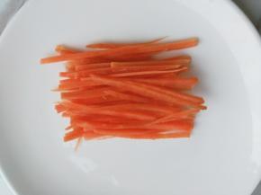 胡萝卜切丝。