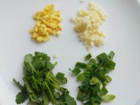 葱姜蒜，香菜切好。