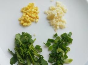 葱姜蒜，香菜切好。