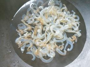 把泡好的海蜇丝放入开水中，烫5-7秒立即捞出。不能烫太久，不然会缩水，而且不脆。