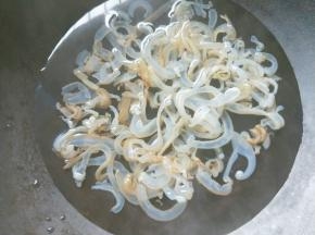 把泡好的海蜇丝放入开水中，烫5-7秒立即捞出。不能烫太久，不然会缩水，而且不脆。