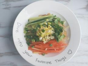 配菜放入盘中。