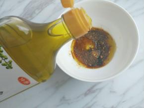 把以上酱汁的材料调配好。