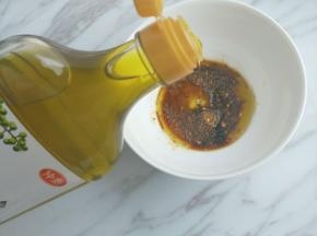 把以上酱汁的材料调配好。