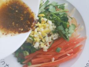 然后酱汁淋入配菜中即可。