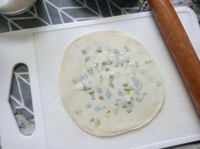 叠好的饺子皮，把它擀成一个大圆。