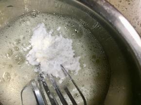 打发蛋白，打发至出现鱼眼泡加入1/3糖粉。