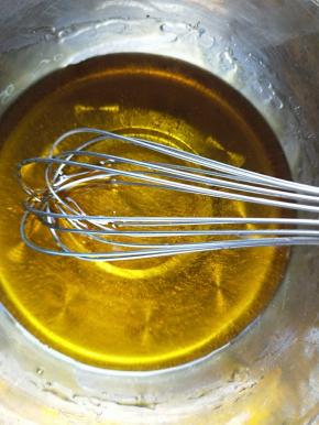 转化糖浆，花生油，枧水倒入一个容器。