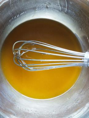 用手动打蛋器搅拌至乳化。