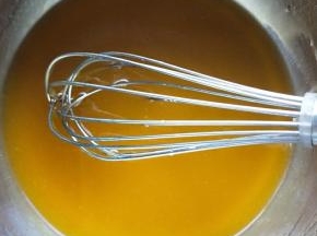 用手动打蛋器搅拌至乳化。