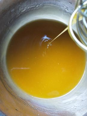 多搅拌一下，搅拌至三种液体融合在一起，
提起可成顺滑流动线状态