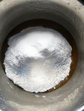 然后筛入面粉。