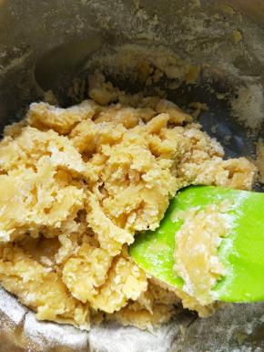 用刮刀搅拌均匀。