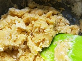 用刮刀搅拌均匀。