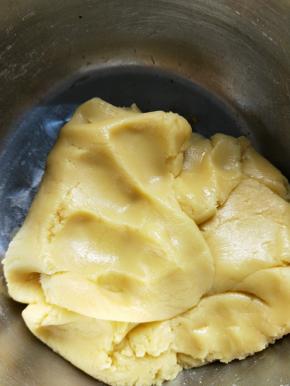 再用手揉成光滑的面团。