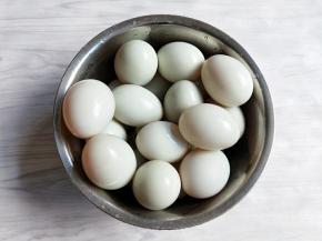 然后我们来处理蛋黄，新鲜的咸蛋，蛋黄蛋清分离。