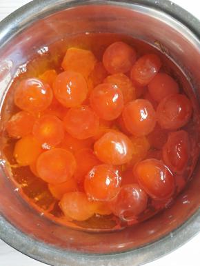 取出蛋黄，泡在花生油里1小时。