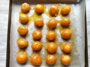 放入预热好的烤箱中，150度烤五分钟取出冷却。