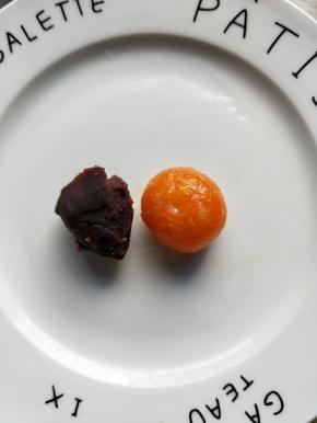 我做的是一个50克的月饼。比例是：馅料30克皮20克。把冷却好的蛋黄和豆沙称好重量。