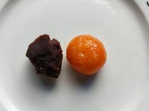 我做的是一个50克的月饼。比例是：馅料30克皮20克。把冷却好的蛋黄和豆沙称好重量。