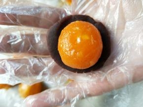 然后豆沙包上蛋黄。
