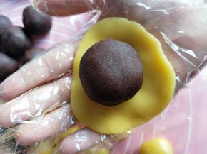 再把皮称好重量包上豆沙蛋黄馅。