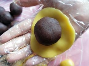 再把皮称好重量包上豆沙蛋黄馅。