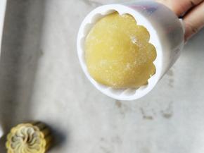 然后放入模具中。