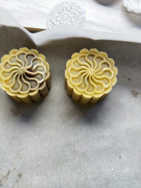 取出月饼模具。