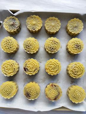 所有月饼要好花型，放入铺上油纸的烤盘中。
